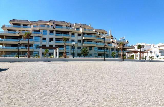 Marina Del Castillo, Duquesa Beachfront Apartment 马尼尔瓦 外观 照片