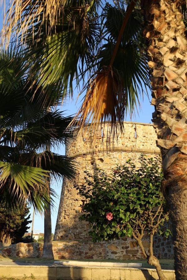 Marina Del Castillo, Duquesa Beachfront Apartment 马尼尔瓦 外观 照片